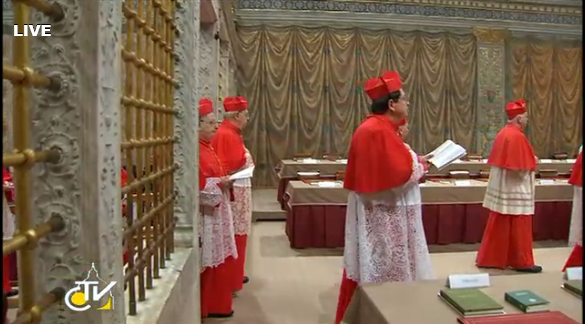В Ватикане начался конклав