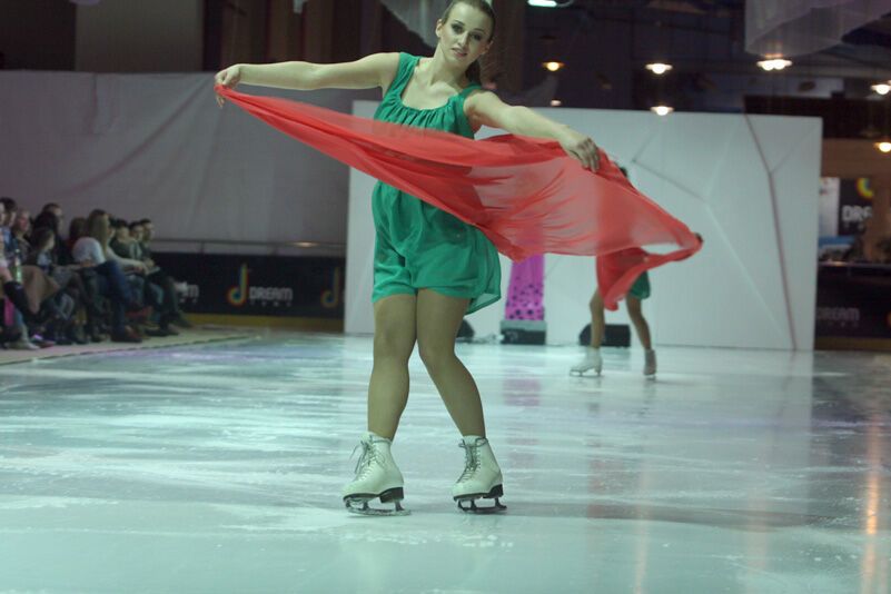 У Києві пройшов показ мод на ковзанах