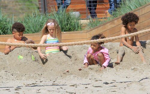 Хайди Клум веселится с детьми на пляже. Фото