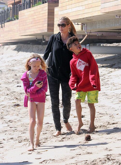 Хайди Клум веселится с детьми на пляже. Фото