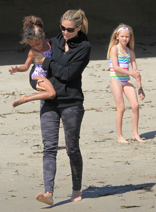 Хайди Клум веселится с детьми на пляже. Фото