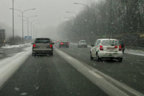 Из-за снегопада в Бельгии образовались 200-километровые пробки