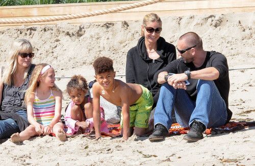 Хайди Клум веселится с детьми на пляже. Фото