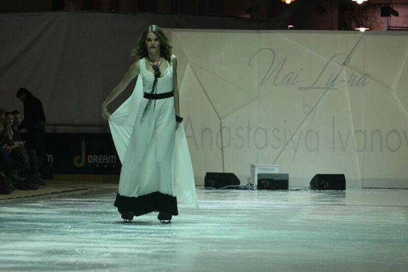 В Киеве прошел показ мод на коньках