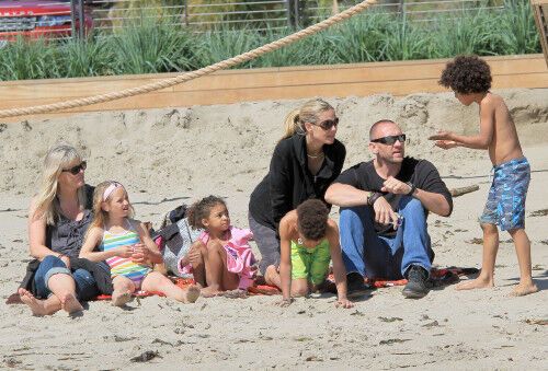 Хайди Клум веселится с детьми на пляже. Фото