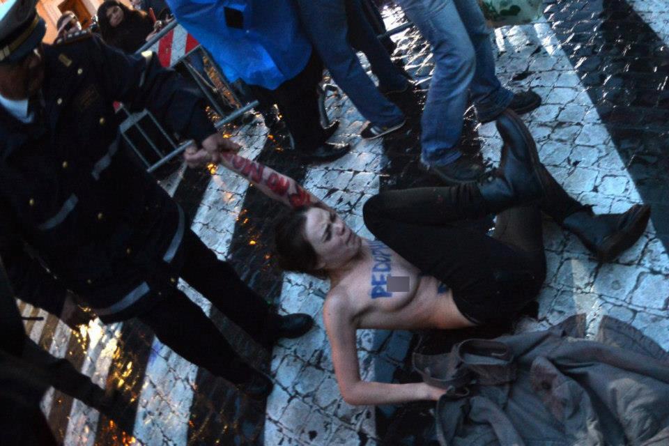 Надымившие на площади Святого Петра активистки FEMEN желали смерти Ватикану