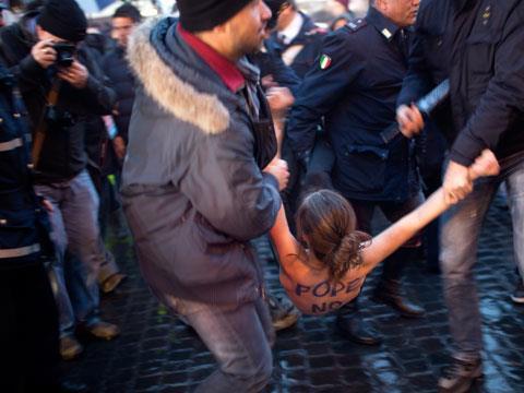 Надим на площі Святого Петра активістки FEMEN бажали смерті Ватикану