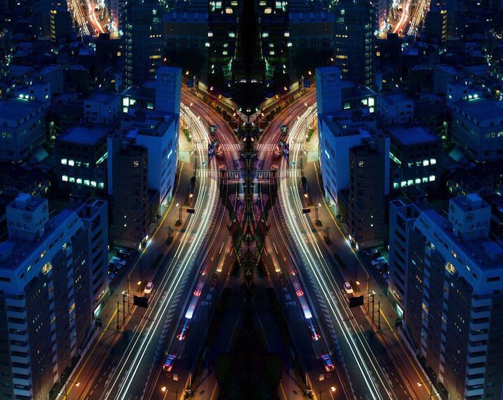 Дзеркальна симетрія у фотографіях нічний Японії