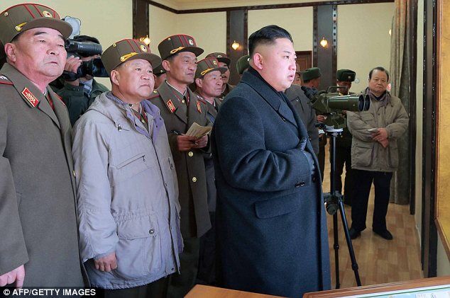 Ким Чен Ын посетил военные учения на границе с Южной Кореей