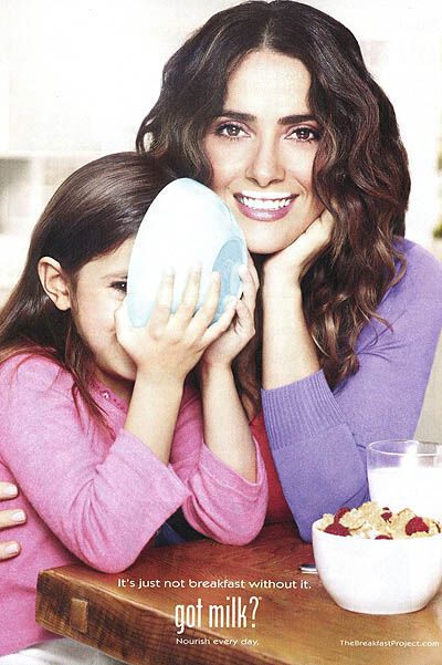 Усатая Сальма Хайек рекламирует молоко. Фото. Видео