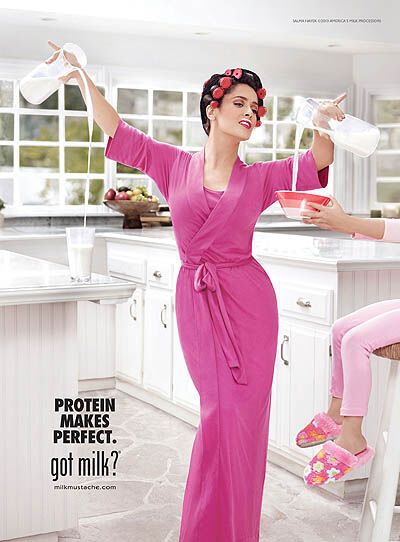 Усатая Сальма Хайек рекламирует молоко. Фото. Видео