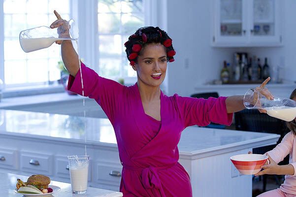 Усатая Сальма Хайек рекламирует молоко. Фото. Видео