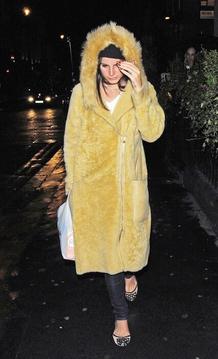 Дель Рей шокировала безвкусным пальто. Фото