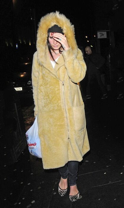 Дель Рей шокировала безвкусным пальто. Фото