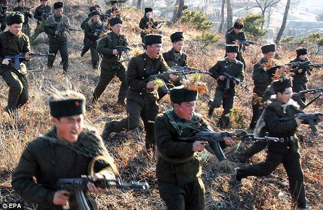 Ким Чен Ын посетил военные учения на границе с Южной Кореей