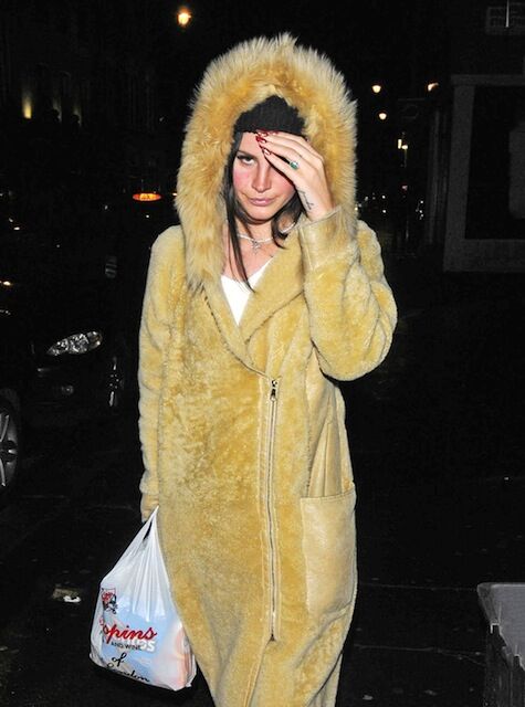 Дель Рей шокировала безвкусным пальто. Фото