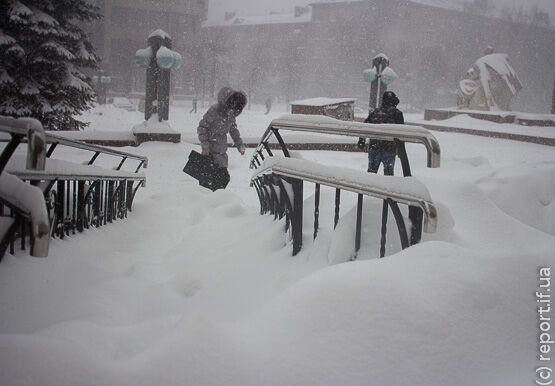 В Ивано-Франковске при уборке снега "умер" трактор. Фото. Видео