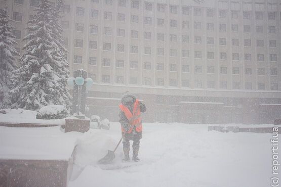 В Ивано-Франковске при уборке снега "умер" трактор. Фото. Видео