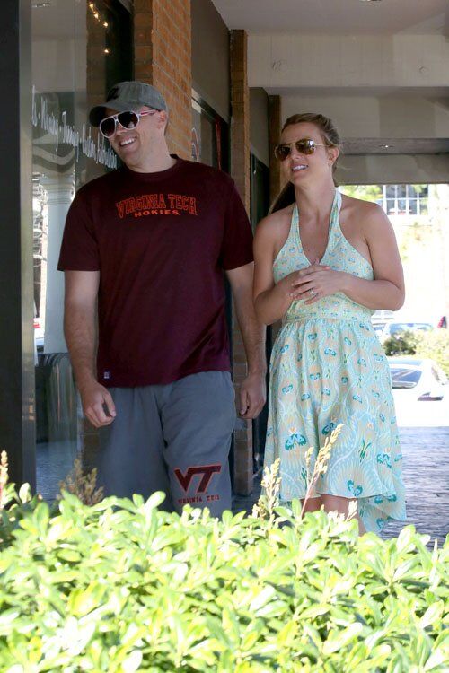 Бритни Спирс сияет в компании нового бойфренда. Фото