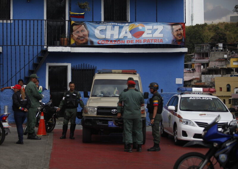 Гроб с телом Чавеса перевозят в Музей революции