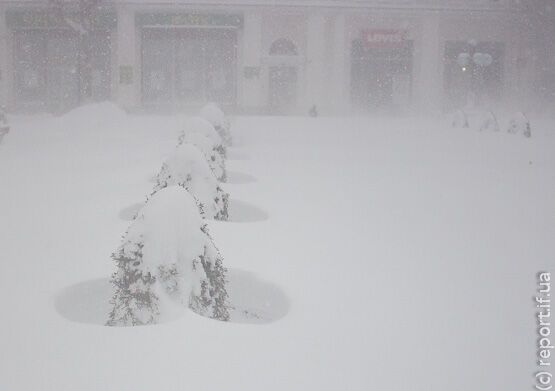 В Ивано-Франковске при уборке снега "умер" трактор. Фото. Видео