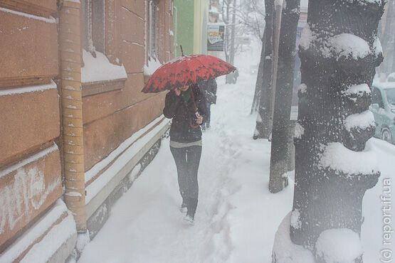 В Ивано-Франковске при уборке снега "умер" трактор. Фото. Видео