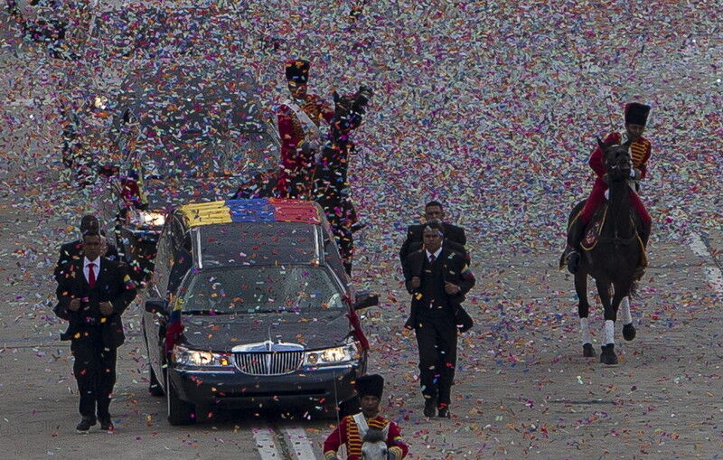 Гроб с телом Чавеса перевозят в Музей революции