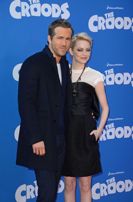 Эмма Стоун: белая футболка, черный бант