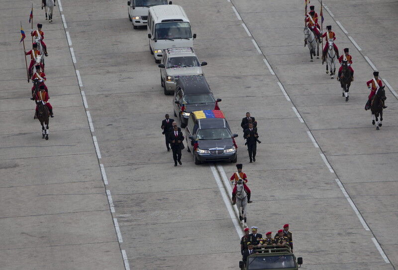 Гроб с телом Чавеса перевозят в Музей революции