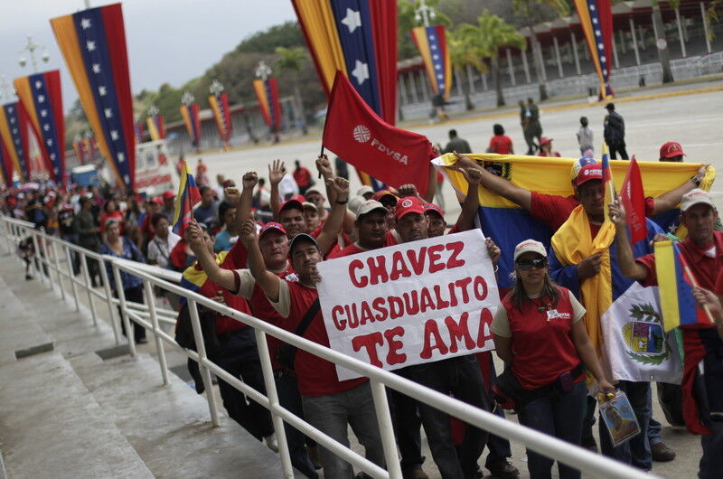 Труну з тілом Чавеса перевозять в Музей революції