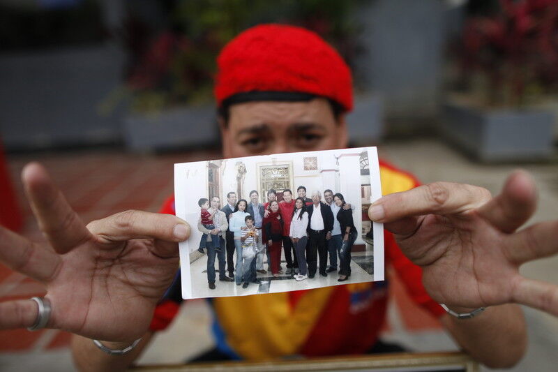 Гроб с телом Чавеса перевозят в Музей революции