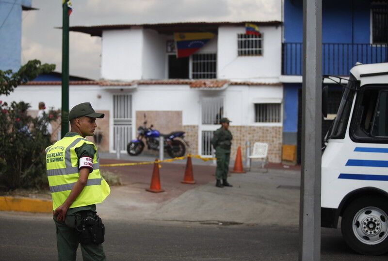 Гроб с телом Чавеса перевозят в Музей революции