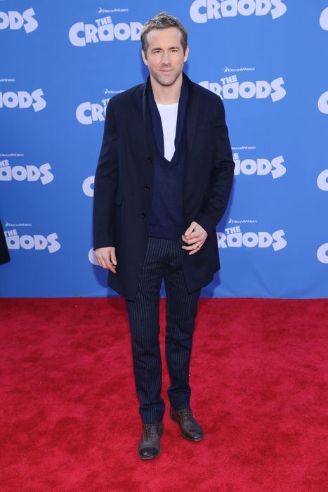 Эмма Стоун: белая футболка, черный бант