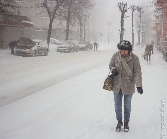 В Ивано-Франковске при уборке снега "умер" трактор. Фото. Видео