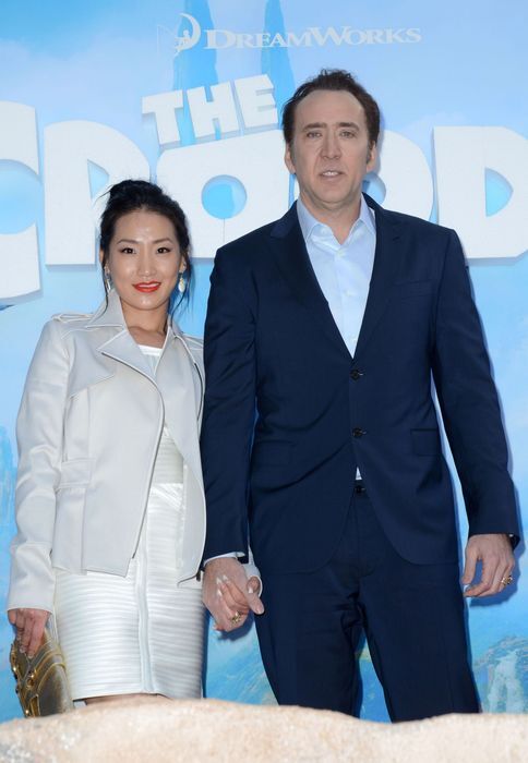 Эмма Стоун: белая футболка, черный бант