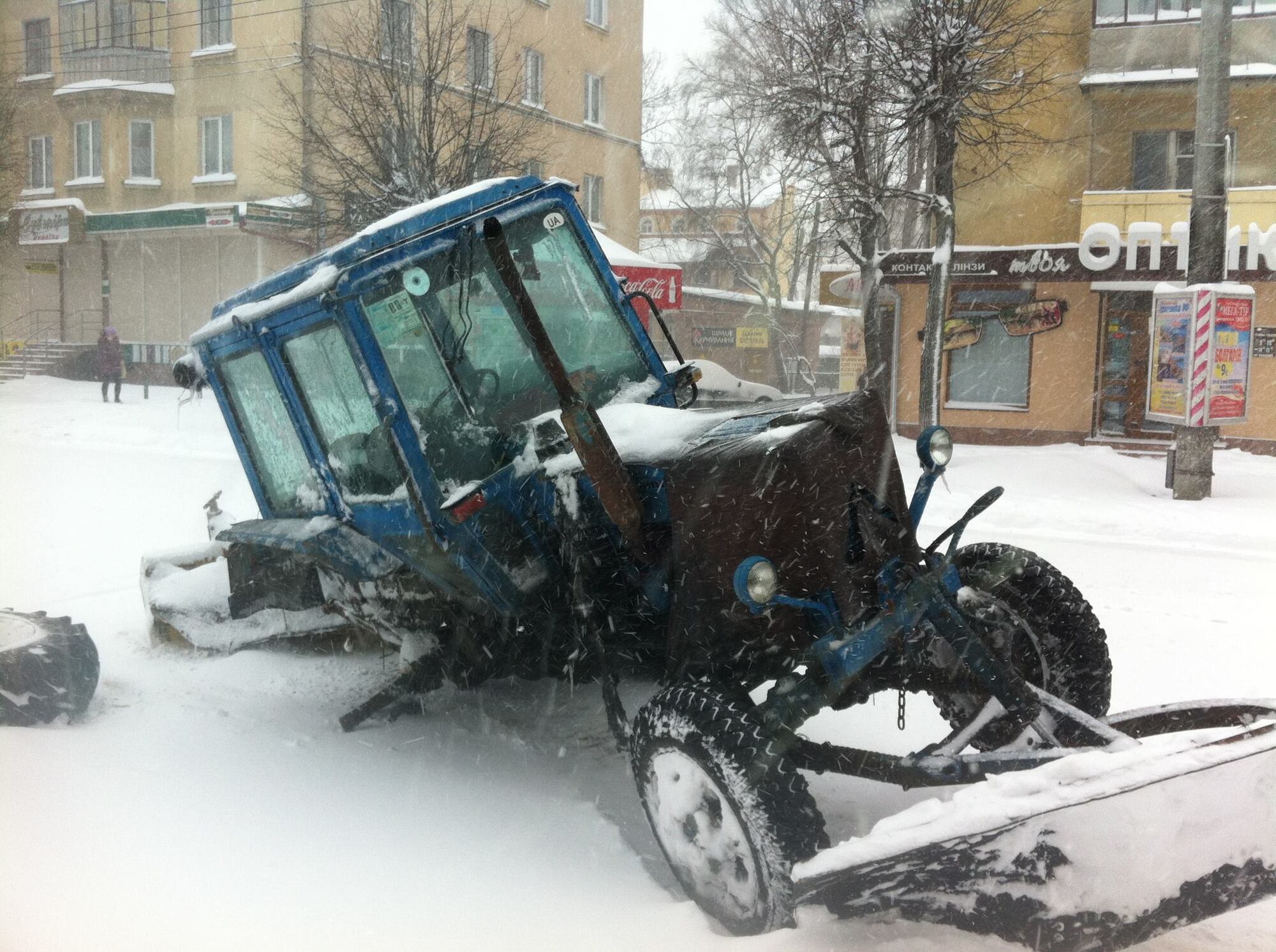 В Ивано-Франковске при уборке снега "умер" трактор. Фото. Видео
