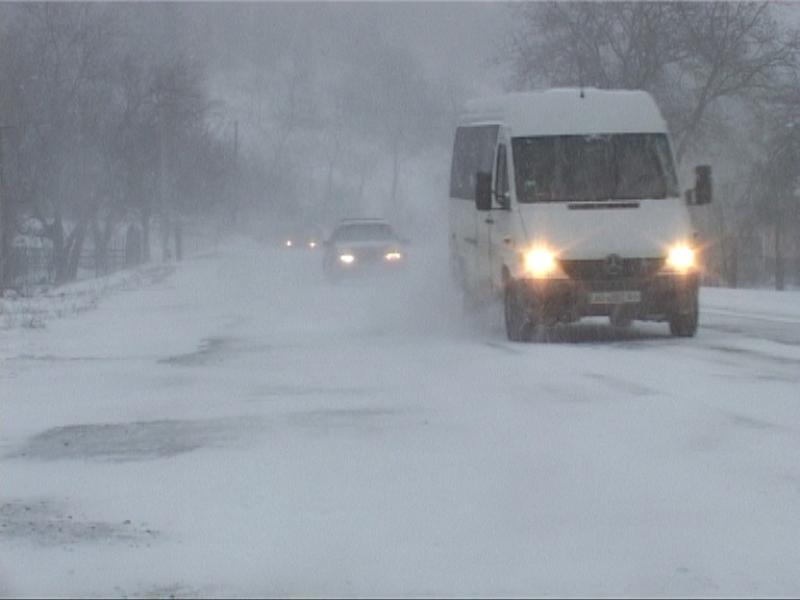 На Западной Украине ГАИ не пропускает грузовики. Фото