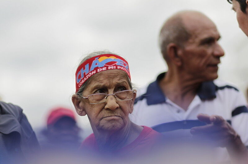 Гроб с телом Чавеса перевозят в Музей революции