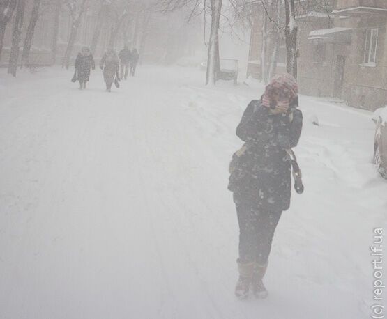 В Ивано-Франковске при уборке снега "умер" трактор. Фото. Видео
