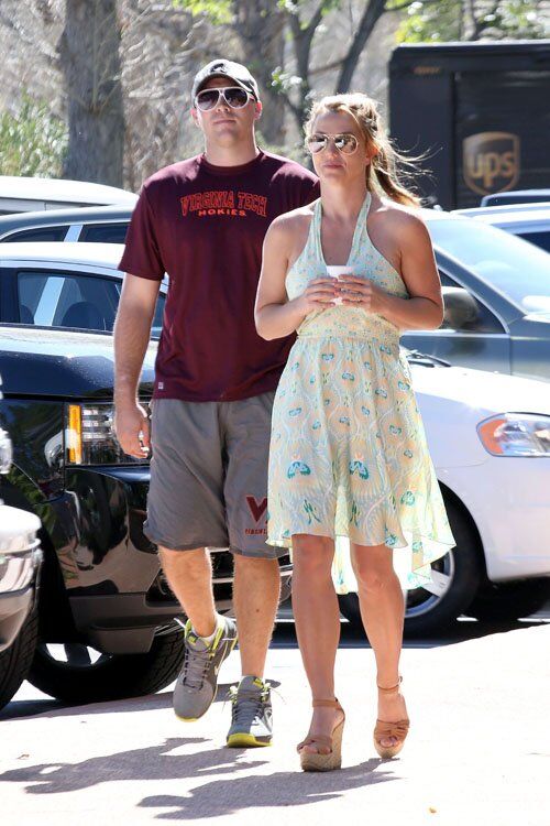 Бритни Спирс сияет в компании нового бойфренда. Фото