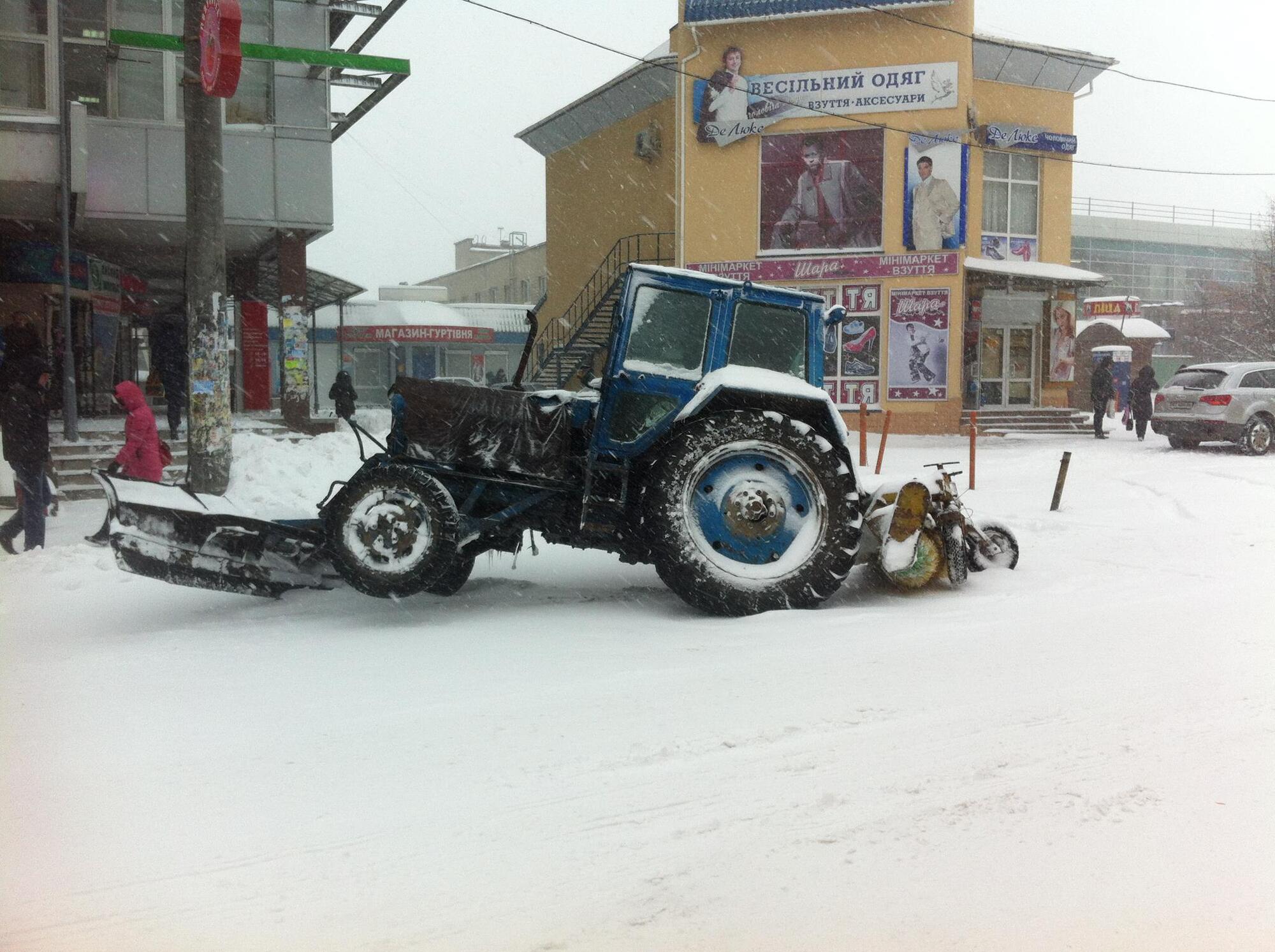 В Ивано-Франковске при уборке снега "умер" трактор. Фото. Видео