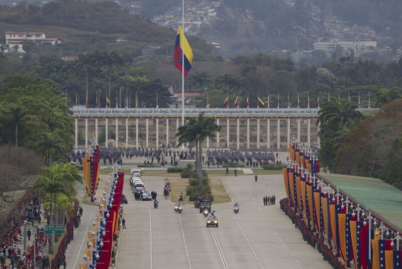 Гроб с телом Чавеса перевозят в Музей революции