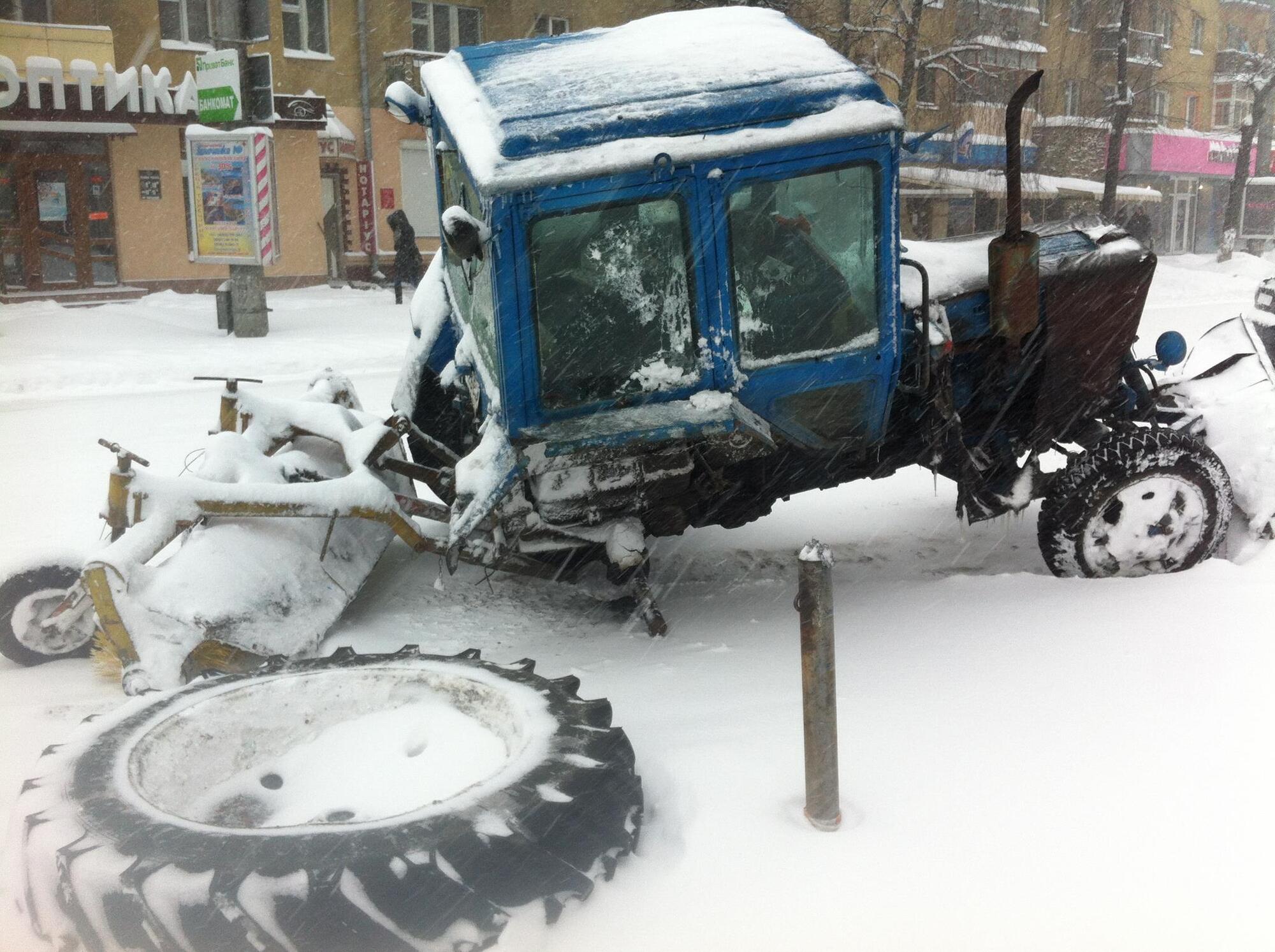 В Ивано-Франковске при уборке снега "умер" трактор. Фото. Видео