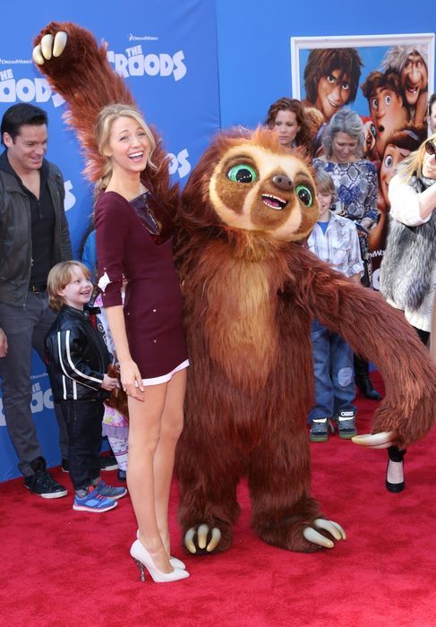 Эмма Стоун: белая футболка, черный бант