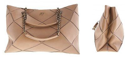 Пэлтроу открыла свой гардероб для благотворительности. Фото