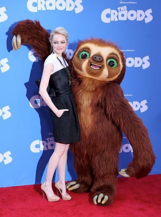 Эмма Стоун: белая футболка, черный бант