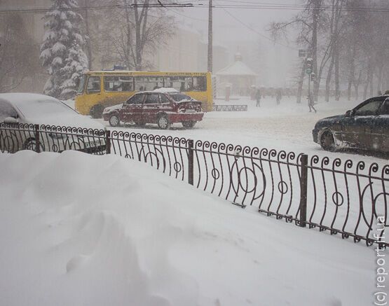 В Ивано-Франковске при уборке снега "умер" трактор. Фото. Видео