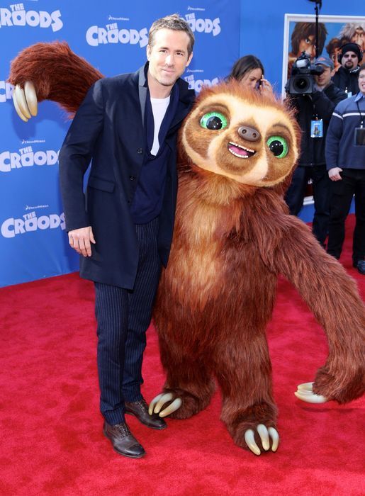 Эмма Стоун: белая футболка, черный бант