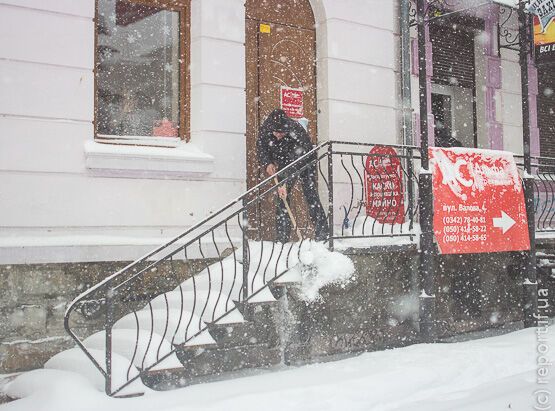 В Ивано-Франковске при уборке снега "умер" трактор. Фото. Видео