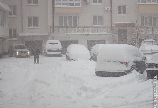 В Ивано-Франковске при уборке снега "умер" трактор. Фото. Видео